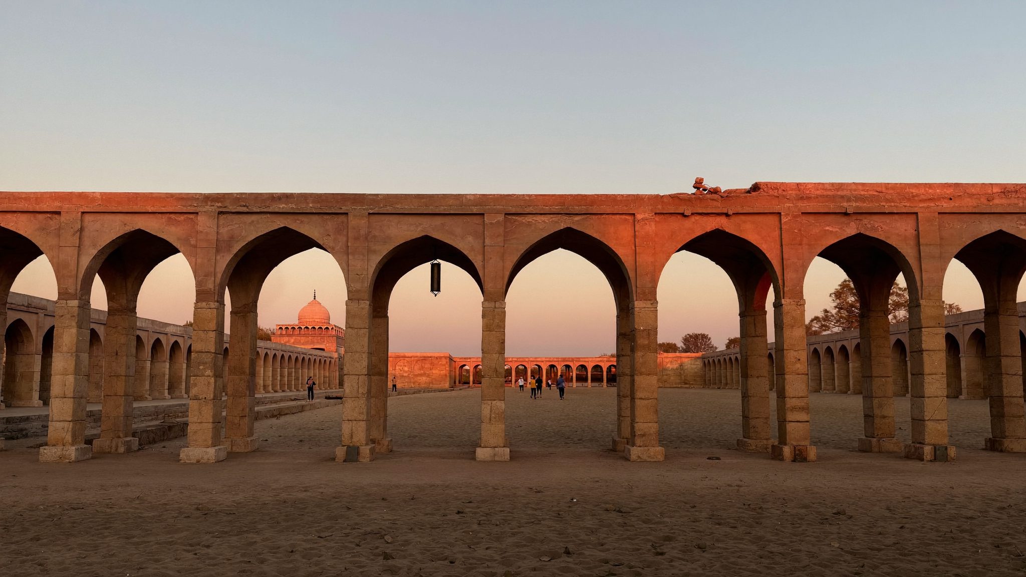 शाम की रोशनी में लखनऊ की विरासत इमारत